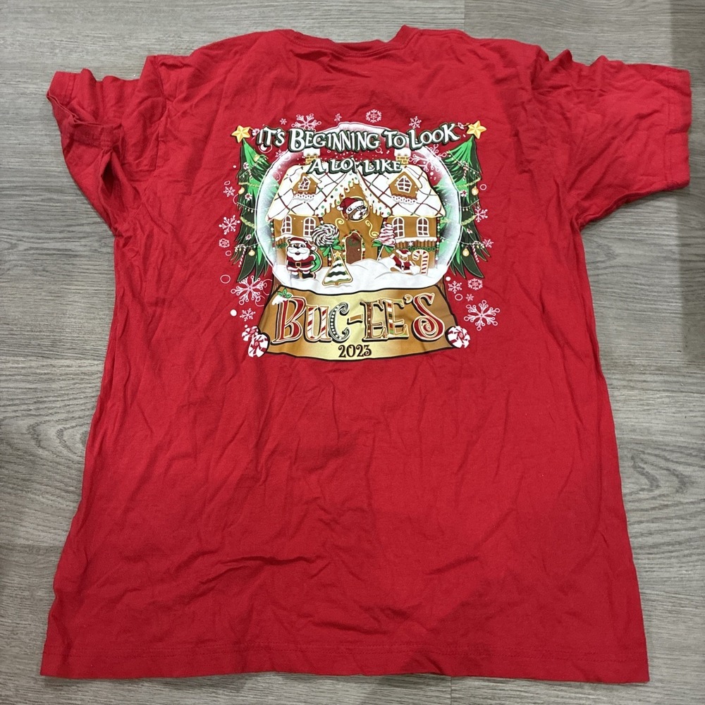 BUC-EES It's Beginning To Look A Lot Like 2023 Christmas T-SHIRT L Gas Station
